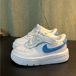 Nike Kids White and Blue Sneakers 4C